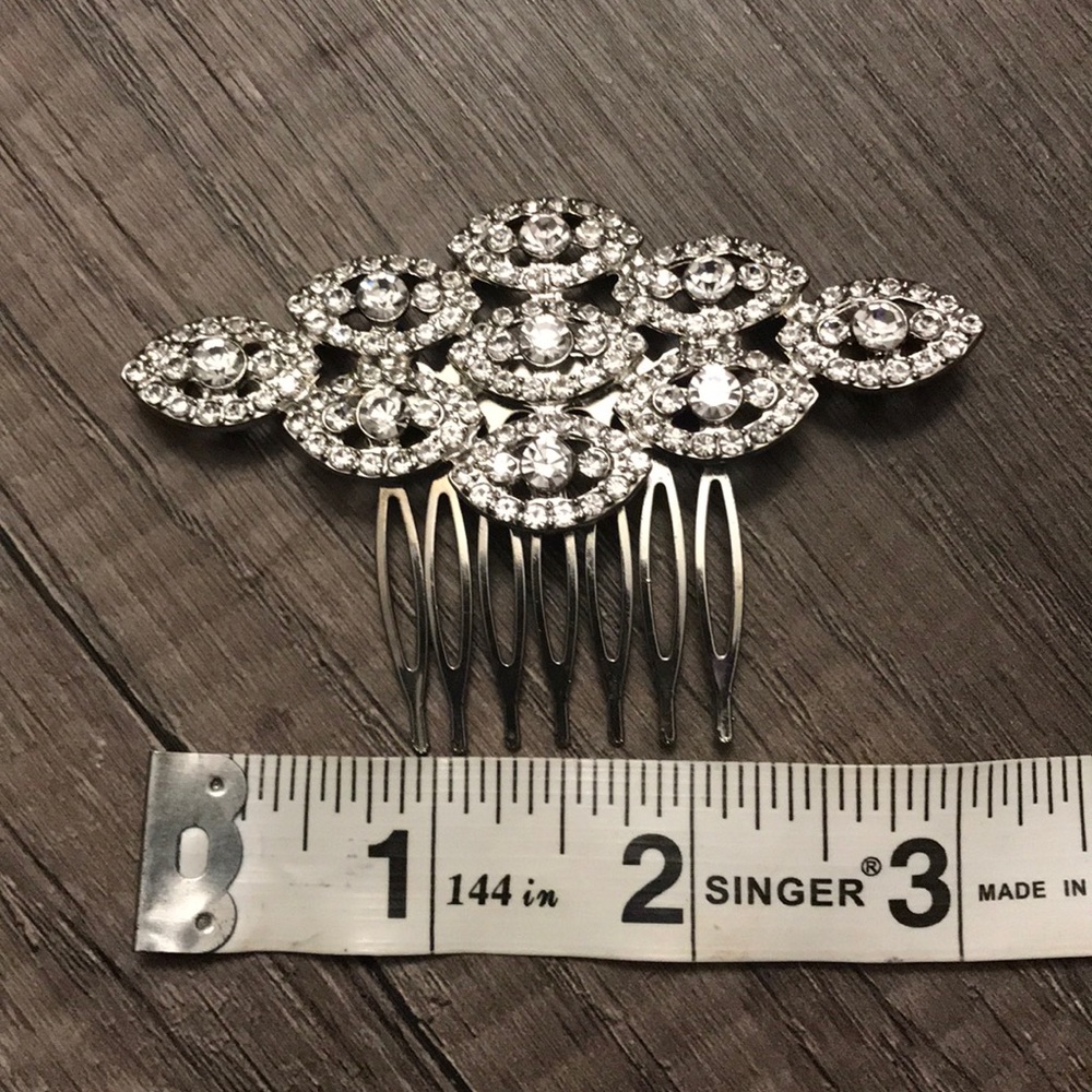 Diamond Shaped Rhinestone Head Comb - Picture 3 of 3